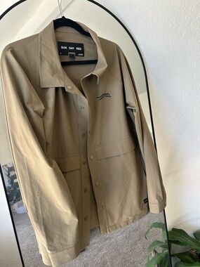 SUN DAY RED Men's Tan Performance Coach Jacket